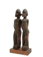Couple de statuettes votives 'Bateba' debout les bras ramenés sur...
