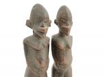 Couple de statuettes votives 'Bateba' debout les bras ramenés sur...