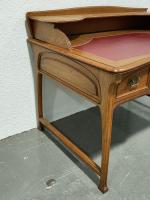 ART NOUVEAU
Bureau plat agrémenté d'un gradin et son fauteuil, en...