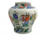 CHINE
Vase balustre en porcelaine à décor Wucai de personnages en...