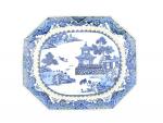 CHINE
Plat octogonal en porcelaine à décor bleu blanc d'un paysage...