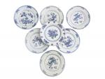 CHINE
Quatorze assiettes rondes en porcelaine à décor bleu blanc, différents...