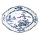 CHINE
Plat ovale en porcelaine à décor bleu blanc de barrières...