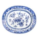 CHINE
Plat ovale en porcelaine à décor bleu blanc de fleurs...