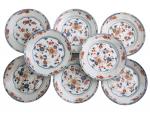 CHINE
Suite de huit assiettes rondes en porcelaine à décor Imari
XVIIIème
D.:...
