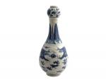 CHINE
Vase gourde en porcelaine à décor bleu blanc
H.: 24 cm