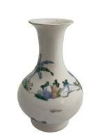 CHINE
Vase en porcelaine à décor polychrome d'un personnage et d'un...