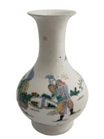 CHINE
Vase en porcelaine à décor polychrome d'un personnage et d'un...