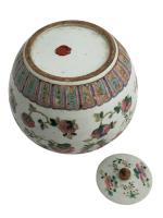 CHINE
Pot couvert en porcelaine à décor polychrome et or
H.: 22.5...