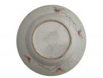 CHINE
Assiette ronde en porcelaine à décor polychrome et or d'un...