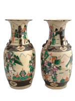 CHINE Nankin
Paire de vases en porcelaine à décor polychrome de...