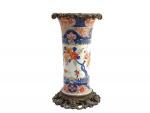 JAPON
Vase en porcelaine à décor Imari, les montures en bronze
XIXème
H.:...