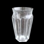 BACCARAT
Vase en cristal, signé
H.: 13 cm (petite égrenure au col)