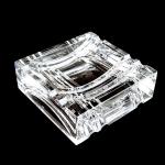 BACCARAT
Cendrier carré en cristal
H.: 4 cm
