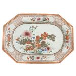 CHINE
Plat octogonal en porcelaine à décor famille rose de fleurs
24.5...