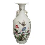 CHINE
Vase balustre en porcelaine à décor polychrome de fleurs et...