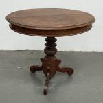 TABLE ovale en bois naturel reposant sur un piètement tripode
H.:...