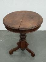 TABLE ovale en bois naturel reposant sur un piètement tripode
H.:...