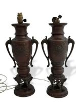 INDOCHINE
Paire de vases en bronze patiné
H.: 41 cm (montés en...