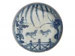CHINE
Coupelle ronde en porcelaine à décor bleu blanc de deux...