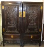 CHINE
Paire d'armoires en bois exotique
H.: 185 cm l.: 79 cm...