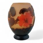 GALLE
Vase boule en verre multicouche à décor floral, signé
H.: 18...
