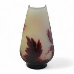 GALLE
Vase à cotes pincées en verre multicouche à décor dégagé...