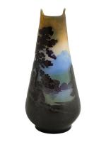 GALLE
Les Vosges
Important vase en verre multicouche à décor dégagé à...