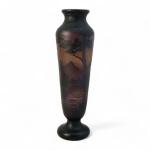 RICHARD (début XXème)
Vase à piédouche en verre multicouche à décor...