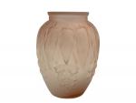 SOUCHON NEUVESEL
Glycine
Vase en verre moulé pressé teinté rose, monogrammé et...