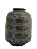 ANNEES 1950-60
Vase en céramique émaillée vert bleu, le piètement légèrement...