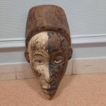 AFRIQUE
Masque en bois sculpté polychrome.
H: 39 cm