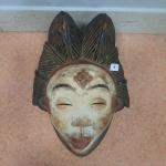 AFRIQUE
Masque en bois polychrome Pounou, Gabon
H: 33 cm