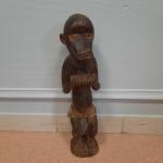 AFRIQUE
Sculpture de personnage anthropomorphe en bois et tissu
H: 52 cm