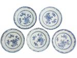 CHINE
Cinq assiettes rondes en porcelaine à décor bleu blanc
XVIIIème
D.: 23.5...