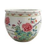 CHINE
Cache pot rond en porcelaine à décor famille rose de...