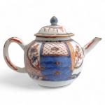 CHINE
Théière couverte en porcelaine à décor Imari
XVIIIème
H.: 13 cm (l'anse...