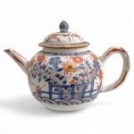 CHINE
Théière couverte en porcelaine à décor Imari
XVIIIème
H.: 13 cm (l'anse...