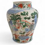CHINE
Vase balustre en porcelaine à décor Wucaï de personnages
H.: 32.5...