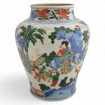CHINE
Vase balustre en porcelaine à décor Wucaï de personnages
H.: 32.5...