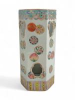 CHINE
Vase hexagonal en porcelaine à décor ajouré
H.: 28.5 cm