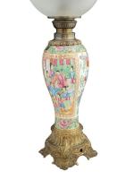 CHINE Canton
Lampe à pétrole en porcelaine et bronze, le globe...