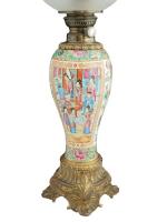 CHINE Canton
Lampe à pétrole en porcelaine et bronze, le globe...