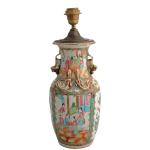 CHINE Canton
Vase en porcelaine à décor de scènes animées, monté...