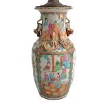 CHINE Canton
Vase en porcelaine à décor de scènes animées, monté...