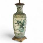 CHINE
Vase en porcelaine à décor famille verte, monture en bronze...