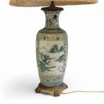 CHINE
Vase en porcelaine à décor famille verte, monture en bronze...