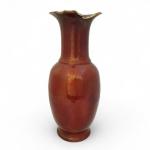 CHINE
Vase en céramique rouge sang de boeuf, les montures en...