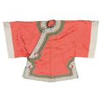 CHINE
Robe de cérémonie en tissu rouge brodé
Epoque Qing
100 x 126...