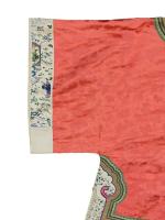 CHINE
Robe de cérémonie en tissu rouge brodé
Epoque Qing
100 x 126...